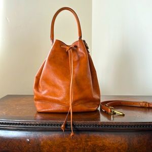 Madewell Lafayette British Tan Cognac Leather Bucketbag w/crossbody strap EUC